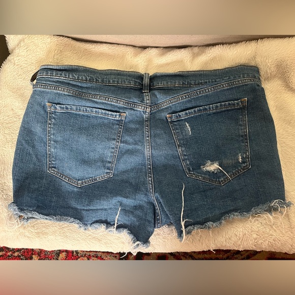 Old Navy Mid Rise Boyfriend Jean Short - Picture 2 of 4